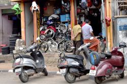 Scooters parcheggiati davanti a un negozio di ricambi di 2 ruote a Trivandrum, India - © AjayTvm / Shutterstock.com