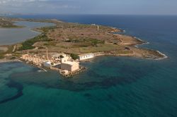 Scorcio aereo della costa della Riserva di Vendicari in Sicilia