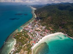 Scorcio aereo dell'isola di Pha Ngan, Thailandia. Gli abitanti dell'isola sono quasi dieci mila di cui molti cinesi con antenati migrati qui nel secolo scorso.
