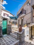 Scorcio architettonico delle stradine del borgo di Villalago in Abruzzo