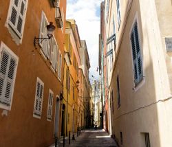 Scorcio architettonico di Bastia, Corsica. Passeggiando per le vie di Bastia si possono ammirare palazzi color rosa e terra bruciata affacciati su vicoli tortuosi che si snodano per la città ...