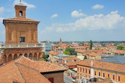 I tetti di Ferrara (Emilia Romagna) visti dall'alto del Palazzo Estense, o Castello di San Michele. L'edificio è tra i più rappresentativi della città, fondato nel ...