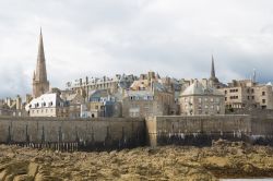 Uno scorcio della città murata di Saint-Malo in Bretagna, Francia. I bastioni risalgono al XII° secolo ma hanno subito ampliamenti e modifiche sino al XVIII° secolo - © 135pixels ...