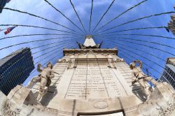 Scorcio dal basso all'alto del Monument Circle di Indianapolis, Indiana (USA) - © jessicakirshcreative / Shutterstock.com