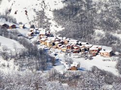 Uno scorcio dall'alto del villaggio di Saint-Martin-de-Belleville in inverno, Francia. Dal 2016 questa località è stata unita con il territorio di Villarlurin per formare il ...