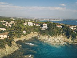 Uno scorcio dall'alto della costa toscana nei pressi di Castiglioncello, provincia di Livorno.

