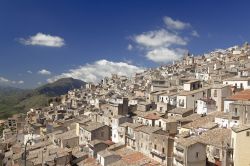 Uno scorcio del borgo di Prizzi, piccola località sulle colline in provincia di Palermo (Sicilia).

