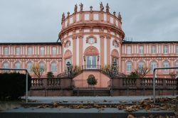 Uno scorcio del castello di Biebrich a Wiesbaden, Germania. Questo maniero in stile barocco venne costruito tra il 1700 ed il 1750 sulle rive del Reno; è stato a lungo la residenza dei ...