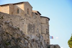 Uno scorcio del castello di Tournon sur Rhone, cittadina situata di fronte ai vigneti di Tain-l'Hermitage. Monumento storico di Francia, questa ex residenza dei signori di Tournon è ...