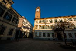 Uno scorcio del centro cittadino di Novara, Piemonte, con Palazzo Natta. Affacciato su piazza Matteotti, questo elegante edificio è sede della Provincia di Novara e ospita la Prefettura. ...