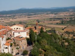 Scorcio del centro di Scarlino  con il Convento di San Donato