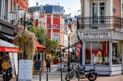 Uno scorcio del centro di Trouville-sur-Mer, una delle mete più apprezzate della Côte Fleurie - © RossHelen / Shutterstock.com