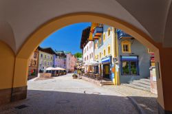 Uno scorcio del centro storico di Berchtesgaden con le case colorate, Baviera, Germania.
