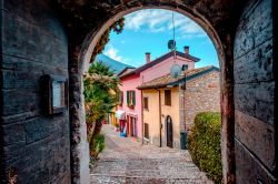 Un caratteristico scorcio del centro storico di Malcesine fotografato da sotto un arco, Veneto.



