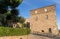 Uno scorcio del centro storico di Sainte-Maxime, Francia: la chiesa e la torre quadrata, entrambe costruite in sasso. 
