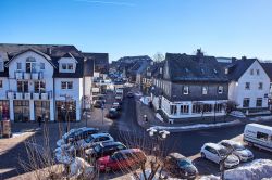 Uno scorcio del centro storico di Winterberg con le tipiche abitazioni affacciate sulle strade, Germania - © Nielskliim / Shutterstock.com