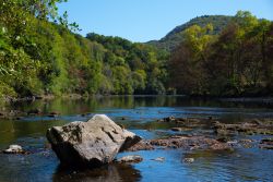 Uno scorcio del fiume Dordogne nei pressi di Beaulieu, dipartimento della Corrèze (Francia).

