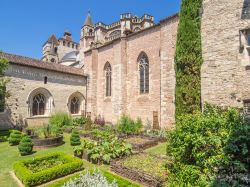 Scorcio del giardino della cattedrale di Saint-Etienne a Cahors in una giornata di sole, Francia.
