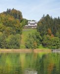 Uno scorcio del lago Freibergsee nei pressi della città di Oberstdorf (Germania) all'inizio dell'autunno.
