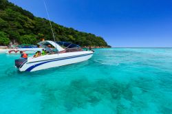 Uno scorcio del mare delle Andamane con una barca di turisti a Tachai Island nei pressi di Similan Island, Phang-nga, Thailandia.  Situato a ovest della costa thailandese, a sud della Birmania, ...