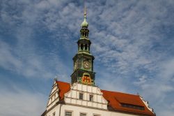Uno scorcio del Palazzo Municipale di Pirna, Sassonia, Germania, con la torre dell'orologio.
