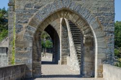 Scorcio del ponte medievale nella città di Cahors, Francia. In questa località viene prodotto l'omonimo vino, il rosso più scuro al mondo.

