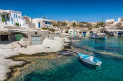 Uno scorcio del tradizionale villaggio da pesca sull'isola di Kimolos, arcipelago delle Cicladi (Grecia).

