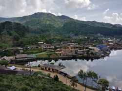 Uno scorcio del villaggio di Rak Thai con le montagne riflesse nel lago, provincia di Mae Hong Son, Thailandia.



