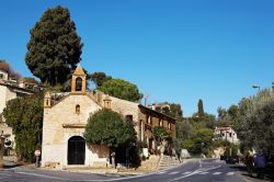 Uno scorcio del villaggio di Saint-Paul-de-Vence con antichi edifici in pietra, Francia.


