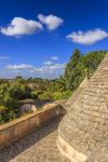 Uno scorcio della campagna pugliese nei pressi di Cisternino. La vista panoramica dal tetto di un trullo: colline con ulivi.

