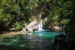 Uno scorcio della cascata del Lago San Benedetto nei pressi di Subiaco, provincia di Viterbo, Lazio.
