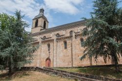 Uno scorcio della chiesa di Notre Dame de Puy a Figeac, Occitania, Francia. Costruita in stile gotico alla fine del XII° secolo e completata nel XIV°, dal 1916 è monumento storico ...