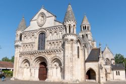 Scorcio della chiesa di Notre Dame la Grande a Poitiers con il sole e il cielo azzurro (Francia).

