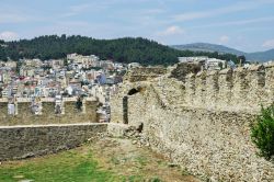 Uno scorcio della cittadina di Kavala, Tracia, Grecia. Le mura della cittadella bizantina e una parte della vecchia città; siamo nel nord della Grecia, sul mar Egeo.



