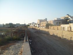 Uno scorcio della cittadina di Nabeul, Tunisia. Alcune tipiche abitazioni tunisine affacciate su una strada polverosa, fuori dal centro turistico.
