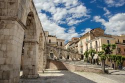 Uno scorcio della cittadina di Sulmona, Abruzzo. E' nota in tutto il mondo per la secolare tradizione nella produzione di confetti - © TTL media / Shutterstock.com