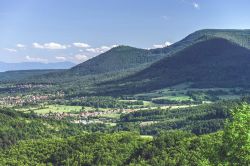 Uno scorcio della cittadina tedesca di Breisach am Rhein vista dalle colline dell'Alsazia francese - © 195696386 / Shutterstock.com