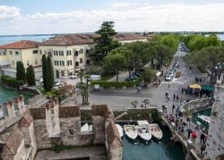 Uno scorcio della località turistica di Sirmione sul Lago di Garda, Lombardia. Catullo la definì "Perla del Garda" per la sua bellezza - © wjarek / Shutterstock.com ...