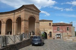 Scorcio della magica piazza centrale del boergo di Mondaino in Romagna - © MTravelr / Shutterstock.com