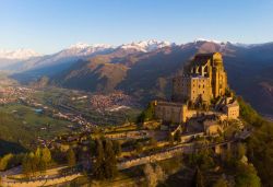 Scorcio della Sacra di San Michele e la Val di Susa in Piemonte