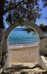 Uno scorcio della spiaggia dalla Beach House di Antiparos, arcipelago delle Cicladi (Grecia). Si tratta di un lussuoso complesso alberghiero con ristorante e possibilità di praticare ...