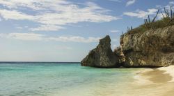 Uno scorcio della spiaggia di Kas Abau sull'isola di Curacao, Antille olandesi. Siamo nella spiaggia più lunga di tutta l'isola, un concentrato di sabbia simile a borotalco e ...