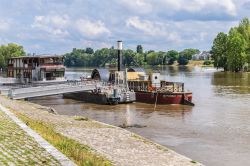 Uno scorcio della sponda del fiume Loira a Orléans (Francia) lungo Quai du Chatelet - © Kiev.Victor / Shutterstock.com