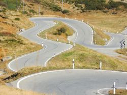 Uno scorcio della strada con curve che porta al passo del San Bernardino, Svizzera. Le montagne creano bellissime forme.

