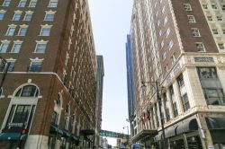 Scorcio della strada nel Power e Light District di Kansas City, Missouri. Sulla destra, lo storico Hotel Phillips - © Michael Rosebrock / Shutterstock.com