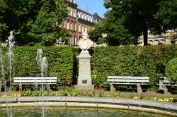 Uno scorcio dell'area verde di piazza Schonlein a Bamberga con il busto di Johann Lukas (Germania) - © photo20ast / Shutterstock.com