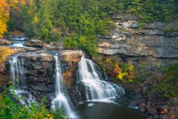 Uno scorcio delle Blackwater Falls, West Virginia, USA. Queste cascate alte 57 piedi sono raggiungibili da gradini e diverse piattaforme di osservazione che permettono ai visitatori di ammirare ...