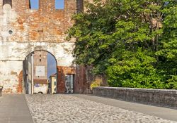 Scorcio delle mura cittadine e della porta d'ingresso a Castelfranco Veneto, Veneto. - © Boerescu / Shutterstock.com
