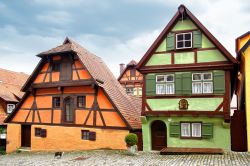 Scorcio delle vecchie case Fachwerk nella città di Dinkelsbuhl, Germania, dipinte con colori pastello.
