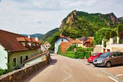 Uno scorcio di Durnstein, cittadina nota per la sua produzione di vino e di albicocche (Austria) - © Ekaterina Polischuk / Shutterstock.com